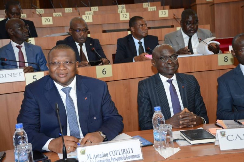 Amadou Coulibaly, ministre de la Communication (à gauche) lors de son passage à l'hémicycle. (DR)