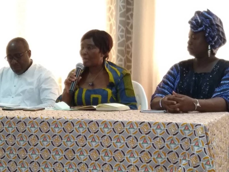 Loukou N'guessan Akissi (au centre), promotrice du salon. (DR)