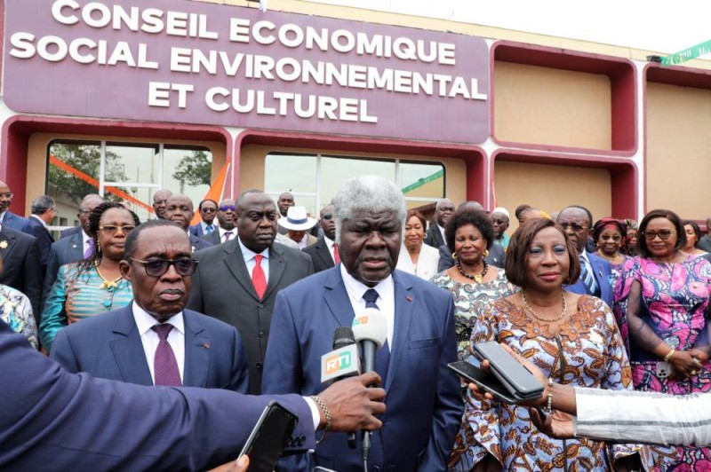 Le Premier ministre, Beugré Mambé ( au micro) a encouragé les membres du Cesec pour leur travail remarquable.
