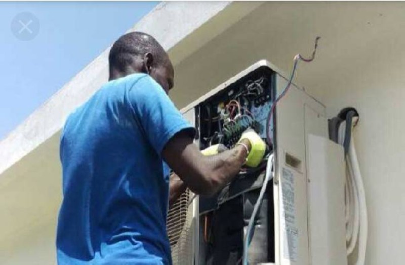 Un reparateur de climatiseur. (DR)