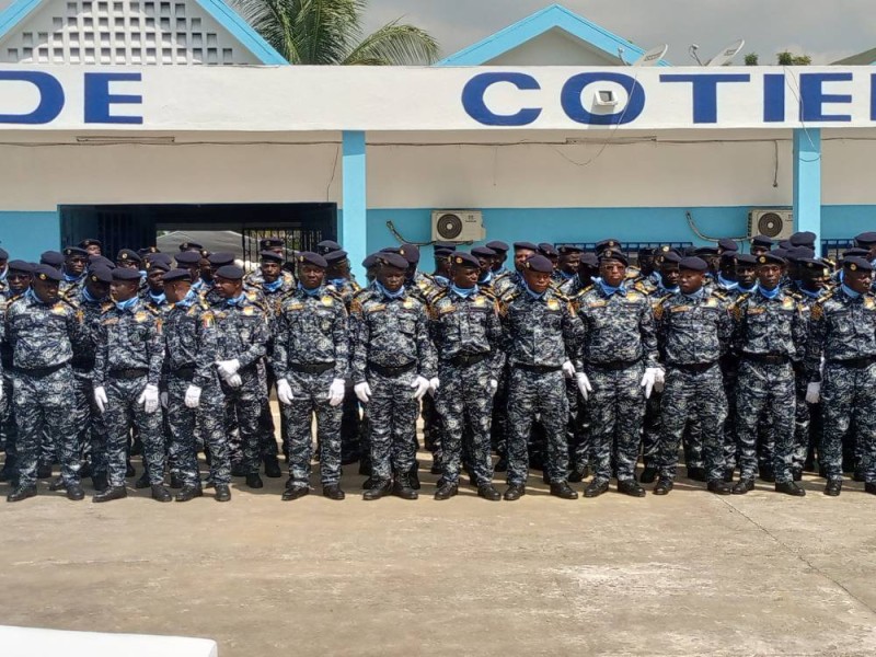 Photo de famille des nouveaux agents de la police maritime.