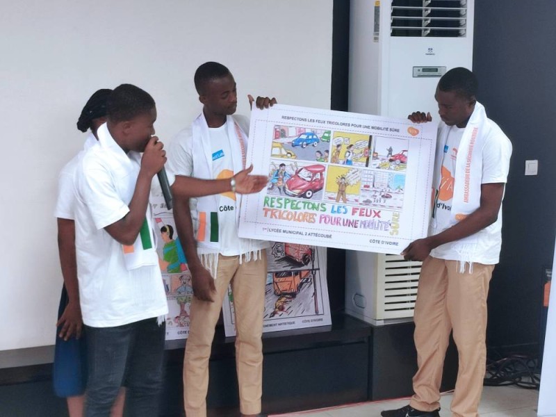 L’équipe du lycée municipal 2 Attecoubé, classée première, lors du concours. (DR)