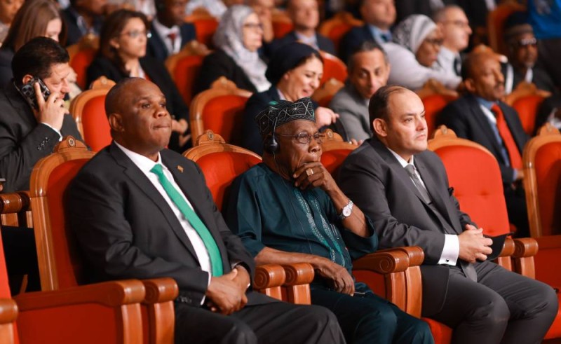 De la gauche vers la droite. Le Pr Oramah, le Président honoaire du Nigeria Obansandjo et le ministre du commerce et de l'industrie de la République arabe d'Égypte, S.E. Ahmed Samir Saleh