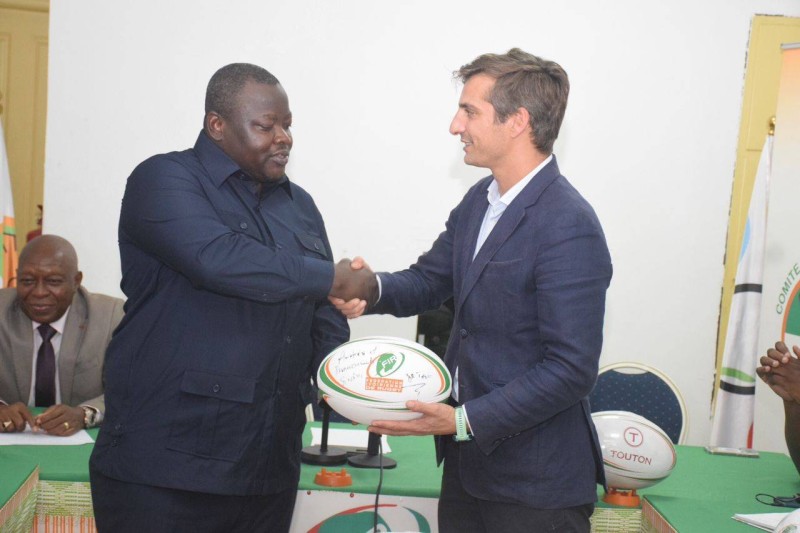 Remise symbolique d'un ballon au président de la Fir par son partenaire. (Dr)