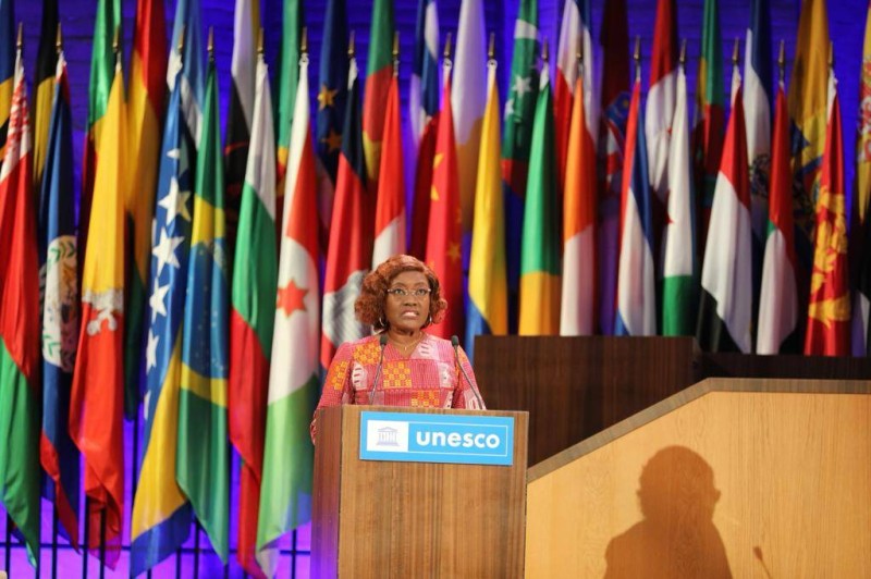 Mariatou Koné a traduit la reconnaissance de la Côte d’Ivoire à l’institution onusienne pour la tenue à Yamoussoukro de la cérémonie de remise du prix Félix Houphouët-Boigny pour la recherche de la paix 2023 à Angela Merkel, le 8 février 2023. (Ph: Dr)
