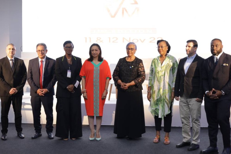 La ministre de la Culture et de la Francophonie Françoise Remarck (4e à partir de la gauche) a salué l'initiative de ce salon. (Ph: Dr)