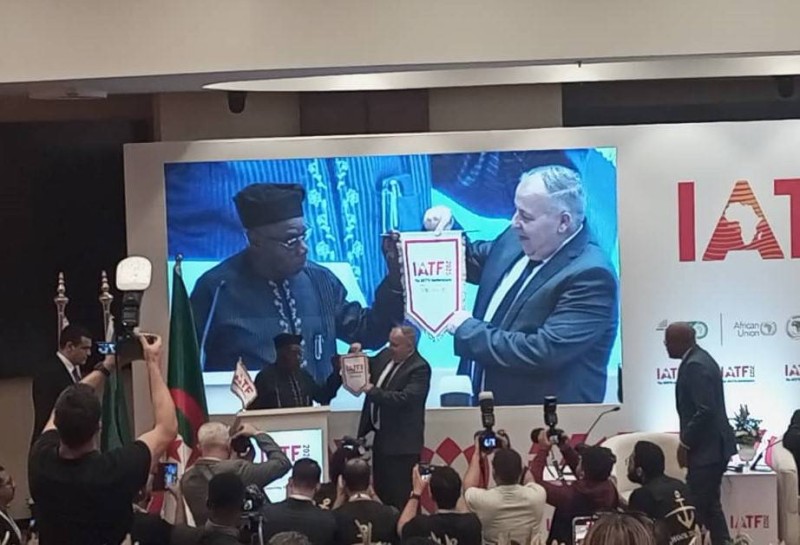 Le président du Conseil consultatif Chef Obasandjo passant le témoin à l'ambassadeur de l'Algérie en Egypte