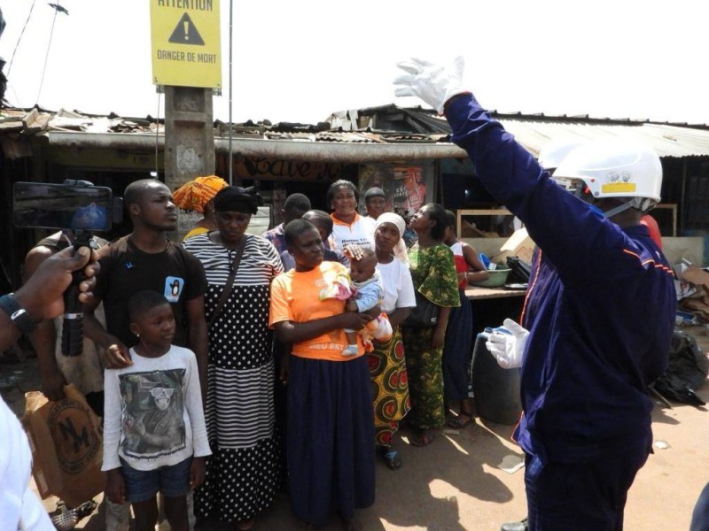 Pose de signalétique pour sensibiliser les populations. (Ph: Dr)