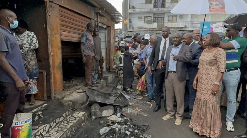 Le maire Kandia Camara apporte son soutien aux commerçants après l'incendie du grand marché. (Ph: Dr)