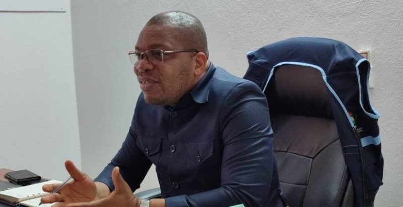 Le directeur régional du commerce et de l’industrie des Grands ponts Kponé Dzimaut Bérengers’exprimant face à la presse locale. (DR)