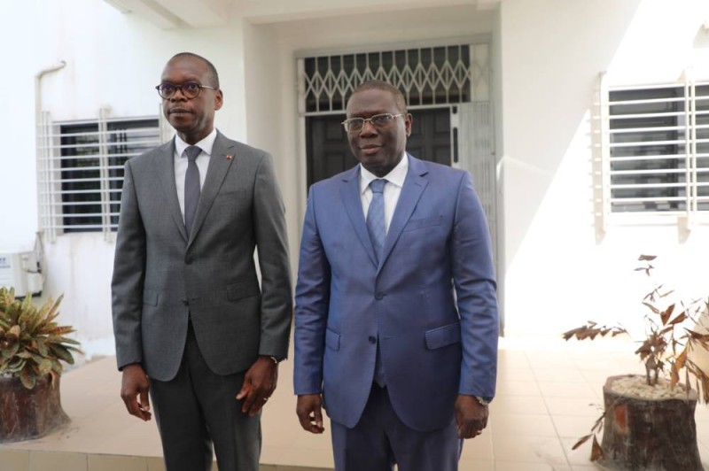 Le président de la Habg, Épiphane Zoro Ballo (à gauche), a remercié le président de la Cour des comptes, Kanvaly Diomandé, pour les dispositions prises afin de lui permettre de poser cet acte citoyen. (DR)
