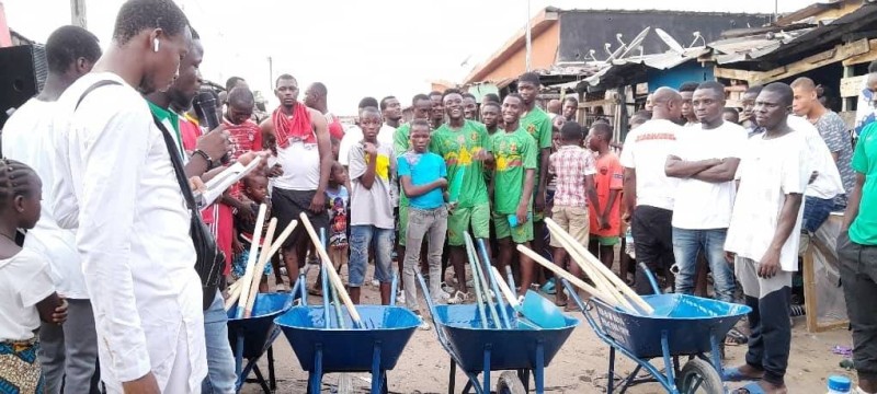 Du matériel de salubrité a été offert aux jeunes du quartier