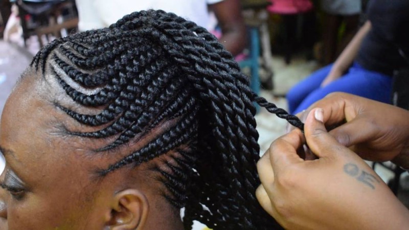 Une coiffeuse à Abidjan. (Ph: Dr)