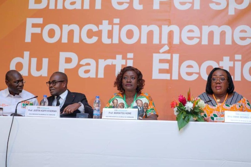 Le Professeur Mariatou Koné, (3è de la gauche vers la droite) vice-présidente du seminaire