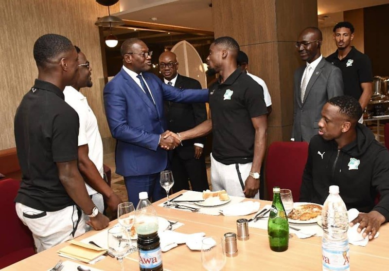 Le ministre Adjé Silas Metch saluant les Éléphants. (Ph: Dr)