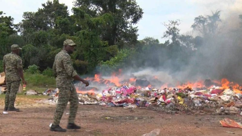 Les produits saisis sont détruits sous le regard vigilant des douaniers. (Ph: Dr)