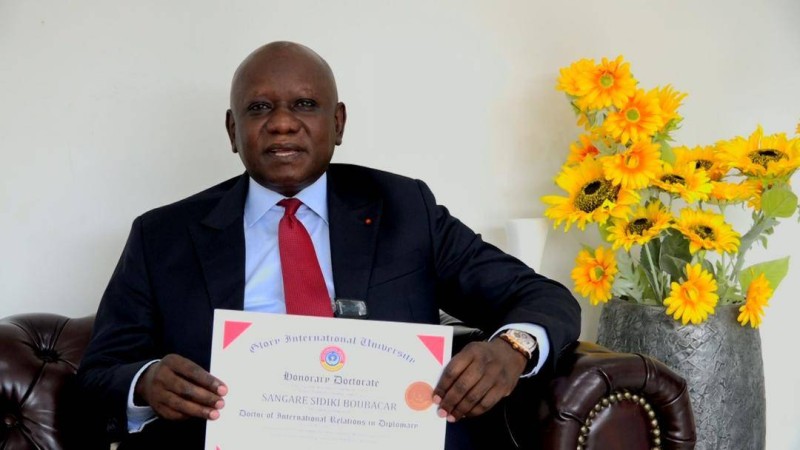 Sangaré Sidiki Boubacar brandit fièrement son diplôme. (Ph: Dr)