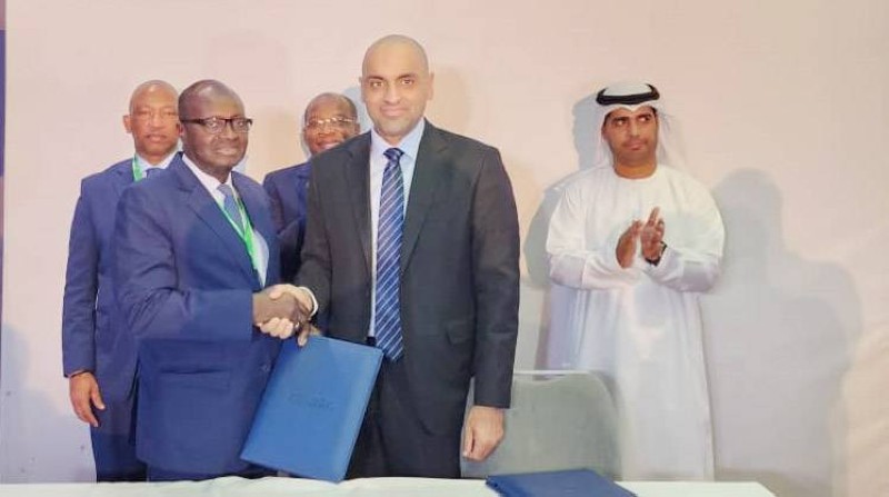 Échange des parapheurs entre le président de la Chambre de commerce et d'industrie de Côte d'Ivoire, Faman Touré (à gauche) et son homologue émirati, Mohammad Lootah. (Ph: Dr)