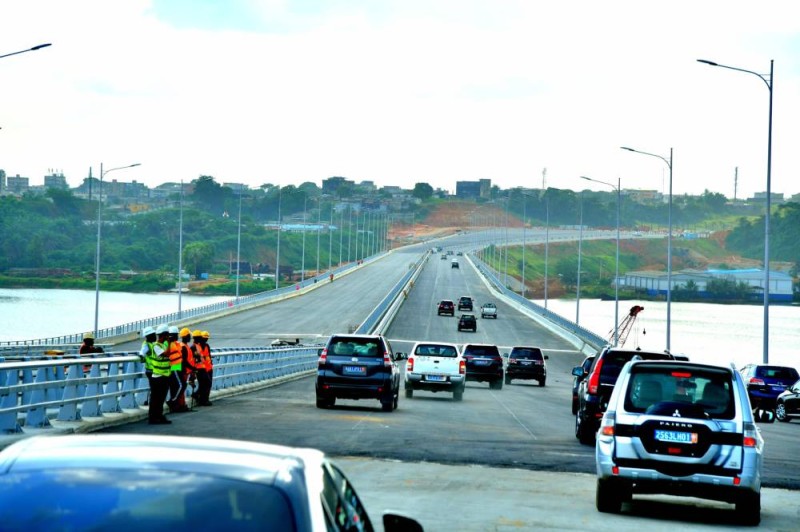 Le ministre Amédé Kouakou a exprimé sa satisfaction face l’état d’avancement des travaux du 4e pont. (Photo DR)