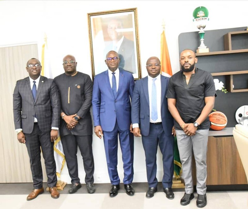 Le ministre délégué en charge des Sports et du Cadre de vie pose avec ses hôtes. (Ph: Dr)