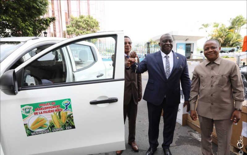 Les équipements constitués de matériel de bureaux et d’un véhicule 4x4 flambant neuf remis aux organisations interprofessionnelles agricoles riz et maïs ont été offerts par la Commission de l’Uemoa. (DR)