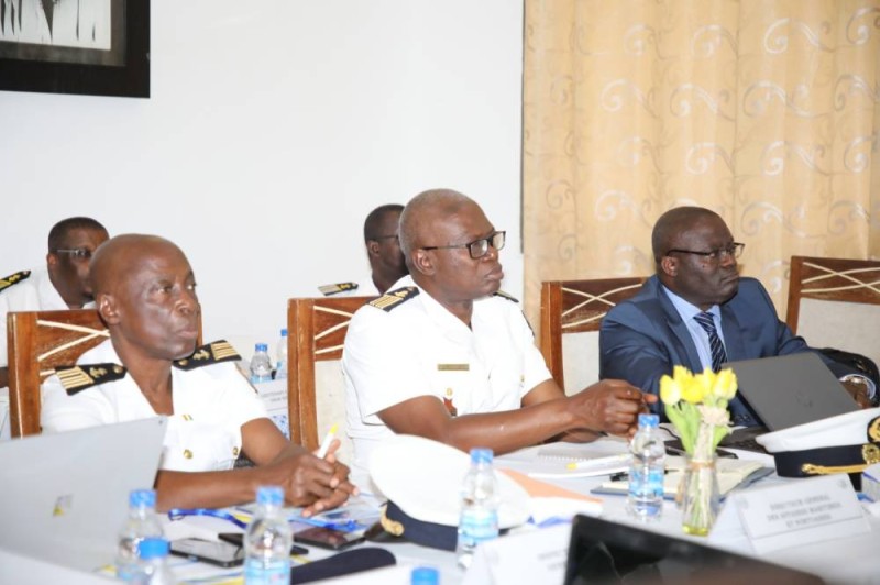 Le directeur général des affaires maritimes et portuaires par intérim, le Colonel Julien Yao Kouassi (au centre), a ouvert le séminaire de formation. PH DR