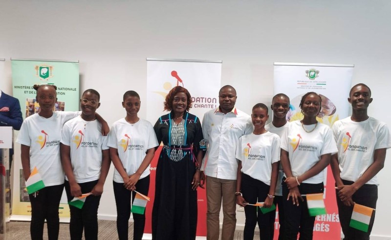 La ministre Mariatou Koné entouré du président de la Fondation et les jeunes