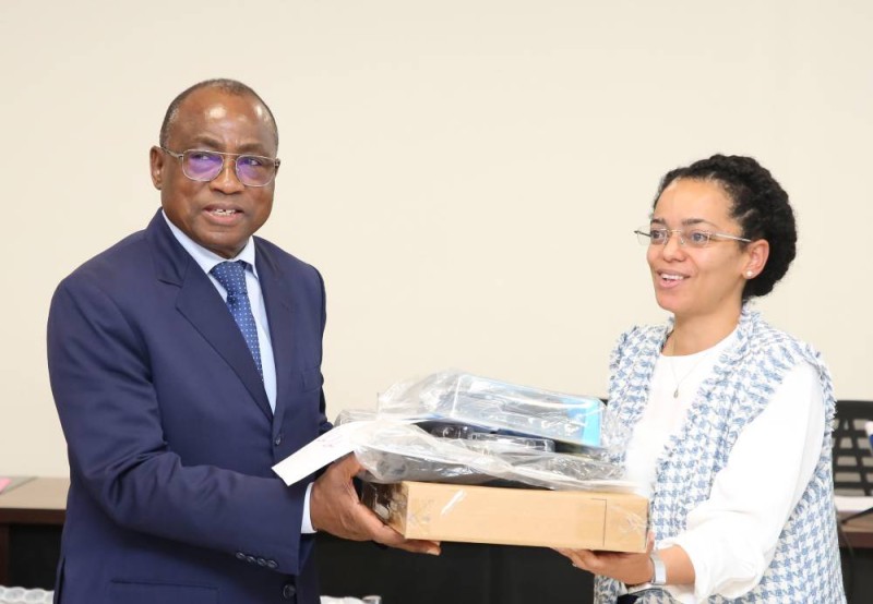 Le ministre recevant symboliquement le don