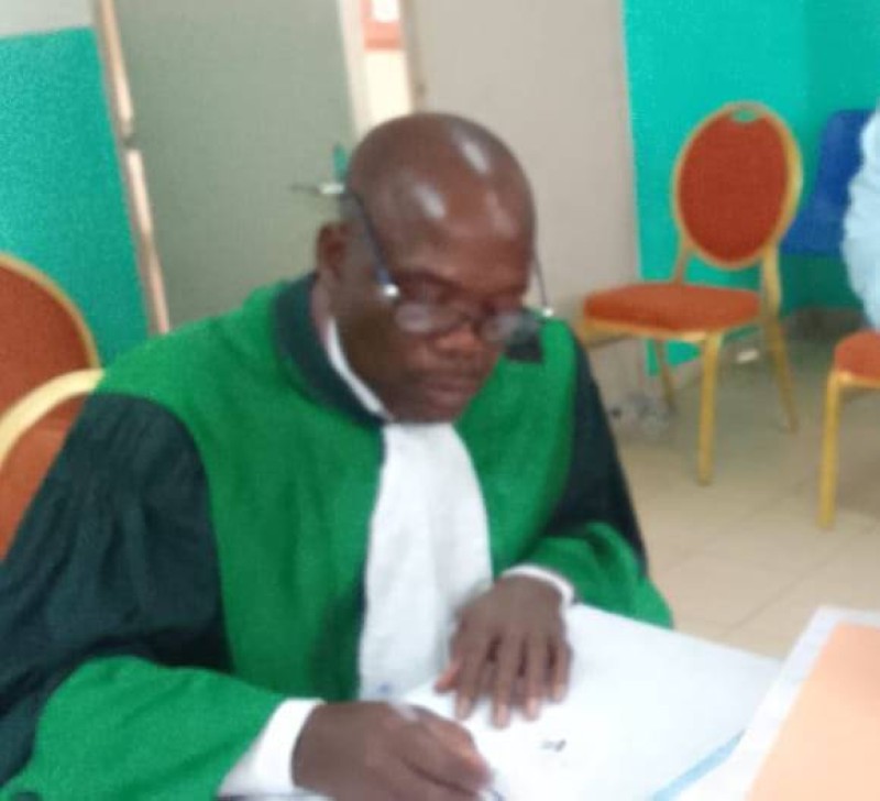 Malgré son âgé avancé, il a tenu à avoir son doctorat. (Dr)