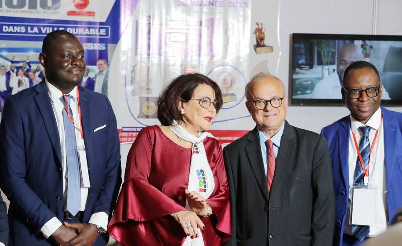 L'ambassadeur de France en Côte d'Ivoire (2e à partir de la droite) échangeant avec Patricia Guerrier.