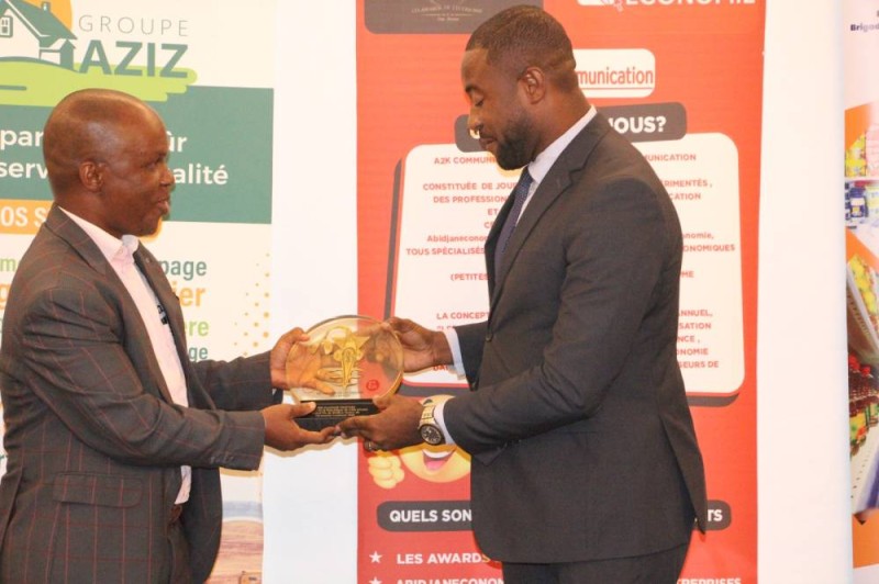 Un récipiendaire heureux de recevoir son Prix (Bavane)