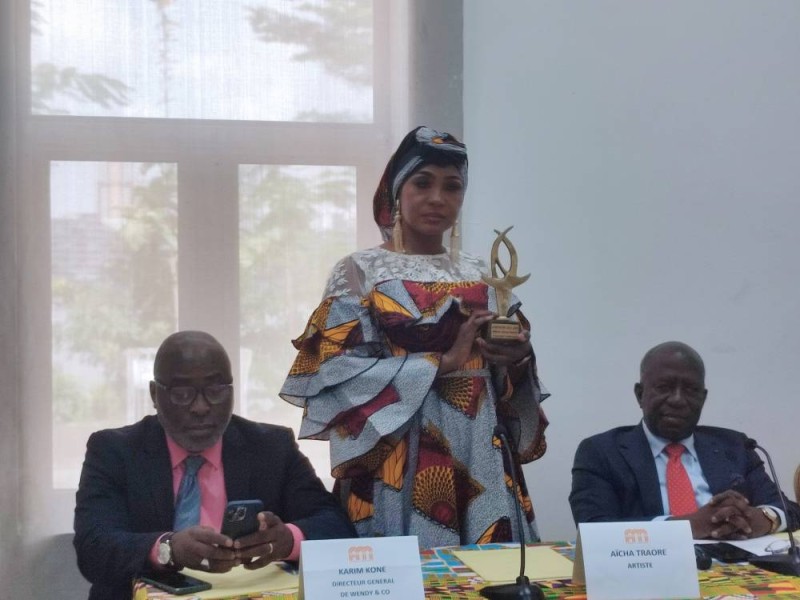 L'artiste Aïcha Traoré a présenté son trophée récemment obtenu à Yaoundé. (Ph: Dr)