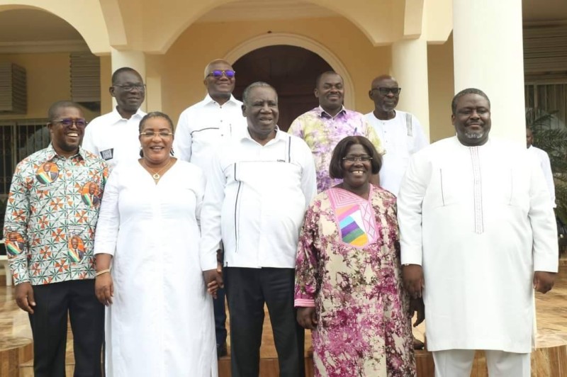 Les élus du Rhdp autour de l’Inspecteur général d’État, Ahoua N’Doli Théophile, superviseur du parti dans cette région. (Ph: Dr)