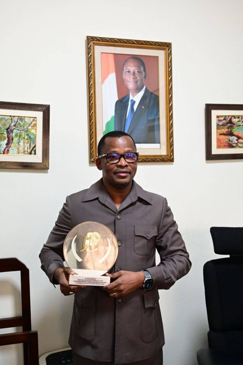 Le super grand prix or Alassane Ouattara pour la paix, la cohésion et le vivre ensemble 2023 vient d’être décerné au directeur des Moyens généraux du centre de coordination des décisions opérationnelles(Ccdo). (DR)