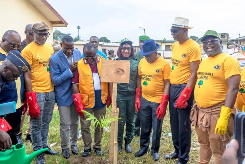 Les membres du Lions club Abidjan Akwaba autour de M. Dogoni et du capitaine Ogou Mariette chef du cantonnement des Eaux et Forêts d'Anyama