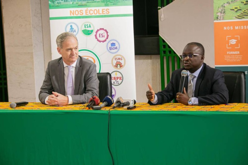 Emmanuel Chomarat et Dr. Moussa Abdoul Kader Diaby se sont engagés à sécuriser la renommée des diplômés. (Dr)