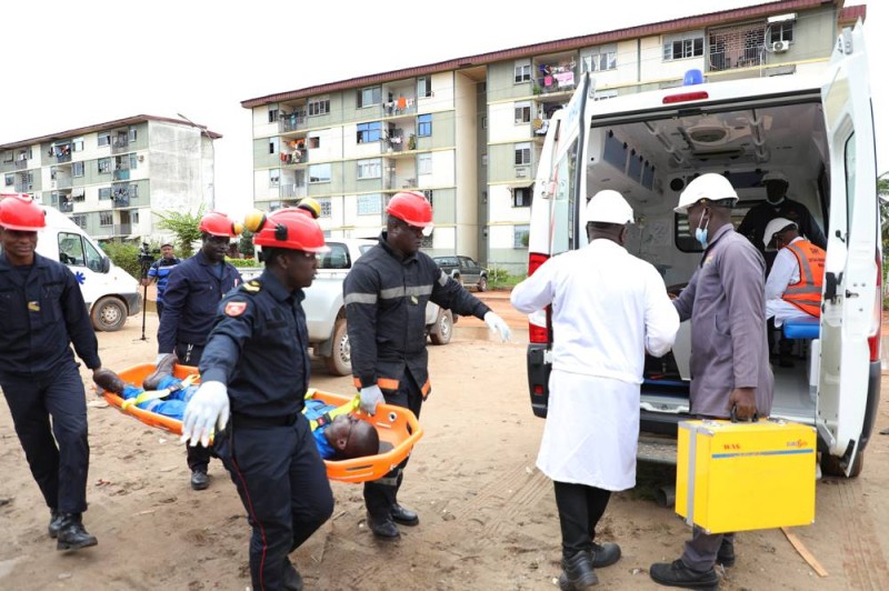 Les secours évacuent une victime. (Photo : Julien Monsan)