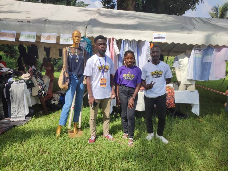 La jeune équipe à l’initiative du festival posant devant un stand de vêtements.  (DR)