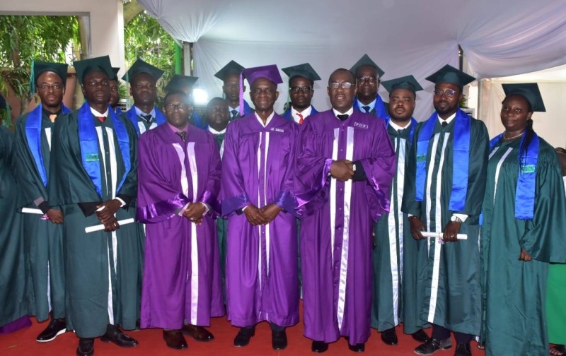 Les diplômés et le corps enseignant. (Ph: Dr)