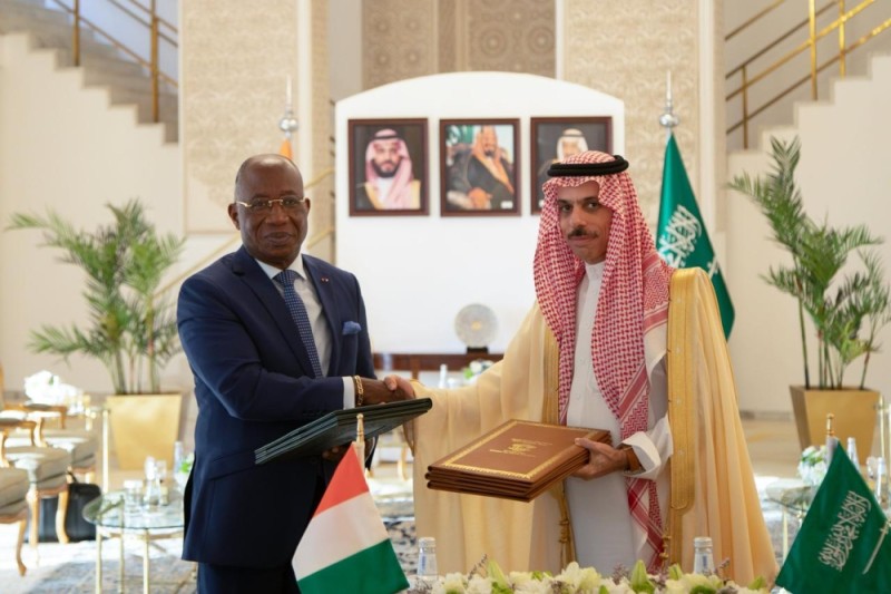 Au terme de la signature, les deux ministres ont échangé les documents qu'ils ont paraphés (Ph: DR)