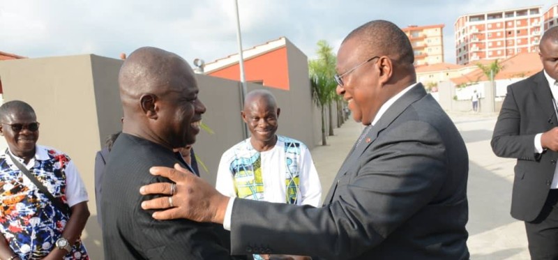 Jean Roche Kouamé reèçoit les clés de sa villa des mains du  Ministre Amadou Coulibaly