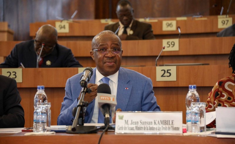Le Commissaire du gouvernement, le ministre Jean Sansan Kambilé devant les députés de la CAGI