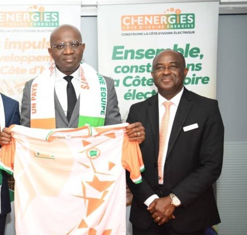 Le directeur général de Côte d’Ivoire Energies, Noumory Sidibé a reçu ses attributs d’ambassadeur du Comité national de soutien aux Eléphants. (DR)