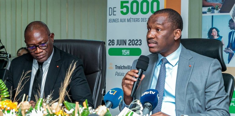 Les ministres Metch Adjé Silas et Mamadou Touré lors de la conférence de presse sur l'annonce de la liste des 5000 jeunes retenus. (DR)