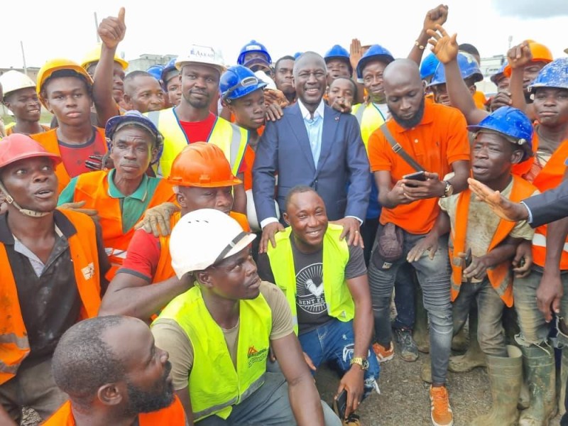 Le maire de Yopougon avec les travailleurs de l'Agora (DR)