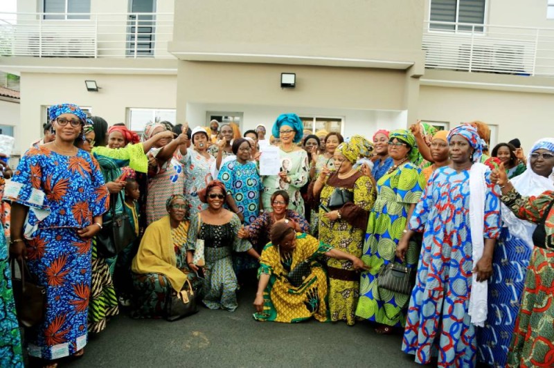 Odette Ehui Agnéro, entourée de nombreuses femmes, a déposé ses dossiers de candidature (DR)
