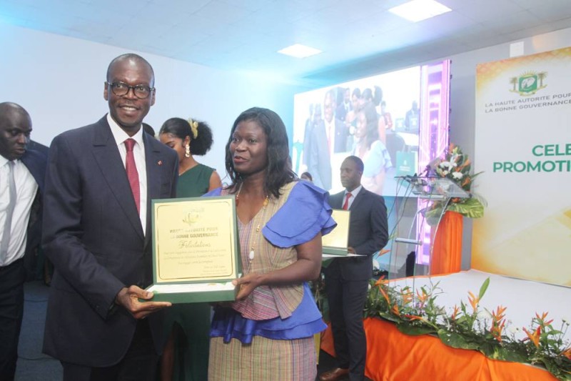 Emeline P. Amangoua félicitée par le président de la Habg. (Ph: Véronique Dadié)