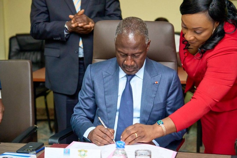 Adama Bictogo signe la convention (Photo Bavane)