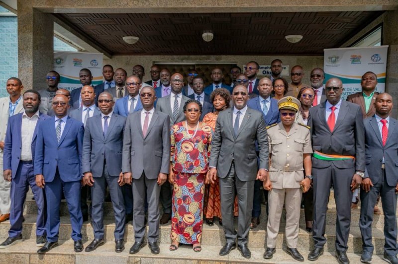 Le ministre Souleymane Diarrassouba (au centre) a invité les parties prenantes à s’approprier ce document de stratégie qui contribue à l’accélération de la transformation structurelle l’économie. (Dr)