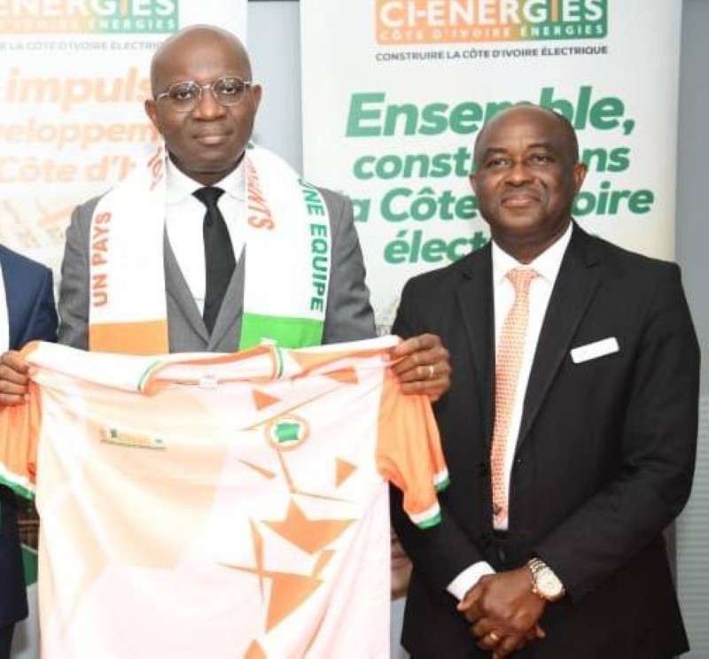 Le DG a reçu son maillot de supporter des Eléphants. (Dr)